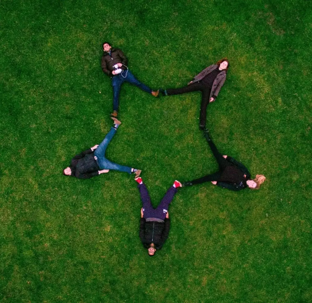 accompagnement collectif en codéveloppement allongé dans l'herbe