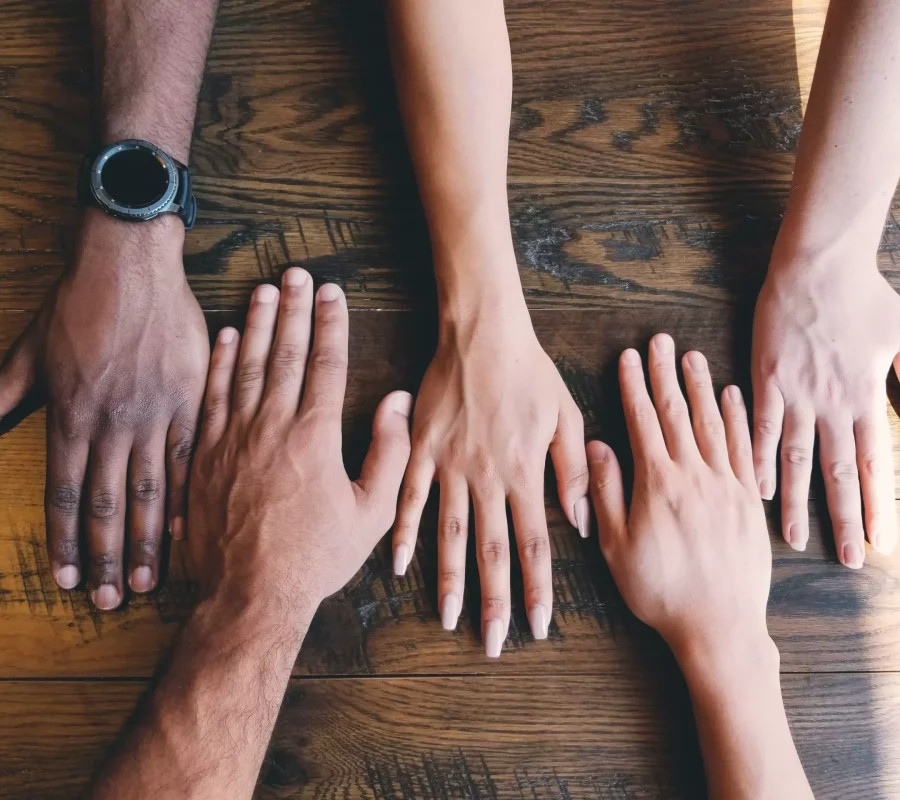 photo de mains d'hommes et de femmes montrant la diversité dans le monde professionnel